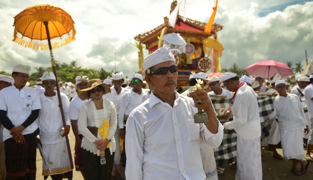 Umat Hindu Bali bersiap melakukan upacara Melasti di pantai Petitenget, Bali, Rabu (14/3). Jelang raya Nyepi, umat Hindu di Bali mulai melakukan rangkaian kegiatan atau upacara. (AFP Photo/Sonny Tumbelaka)