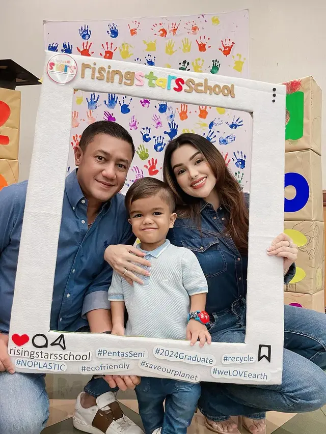 11 Potret Artis Dampingi Anak di Kelulusan Sekolah Tahun 2024, Penuh Rasa Bangga