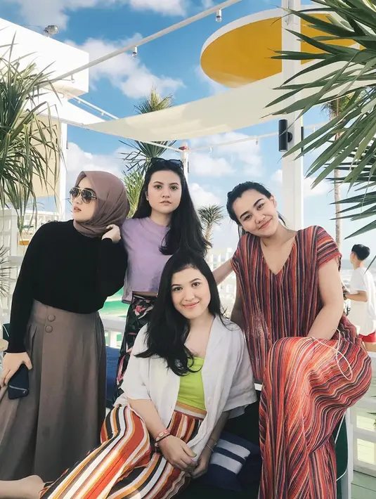 Diandra Marsha juga terlihat sering menghabiskan waktu liburan bersama Marsha Aruan dan Aaliyah Massaid. Diandra terlihat bersama Marsha dan Aaliyah ketika mereka berlibur ke Bali beberapa waktu lalu. (Liputan6.com/IG/@diandramarsha)