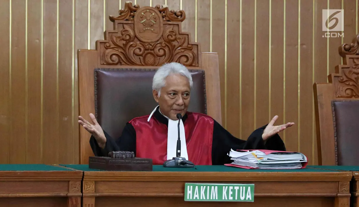 Hakim tunggal Cepi Iskandar memimpin sidang vonis praperadilan Setya Novanto di PN Jakarta Selatan, Jumat (29/9). Setya Novanto saat ini tidak lagi menyandang status sebagai tersangka kasus korupsi e-KTP. (Liputan6.com/Immanuel Antonius)