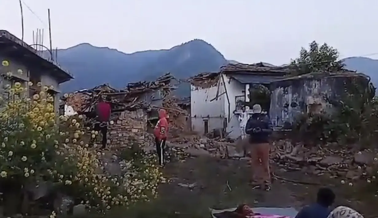 Di rumah sakit regional di kota Nepalgunj, lebih dari 100 tempat tidur disediakan dan tim dokter bersiaga untuk membantu para korban luka. (Sabin Dhamala via AP)
