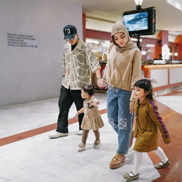Potret Keluarga Atta Halilintar dan Aurel Hermansyah Kompak Pakai Baju Senada/Instagram @attahalilintar