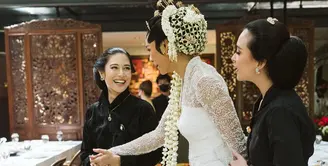 Penampilan Dian Sastro di prosesi pernikahan yang digelar Adinia Wirasti-Michael Wahr di Jakarta, cukup berbeda dari sebelumnya. Foto: Instagram.