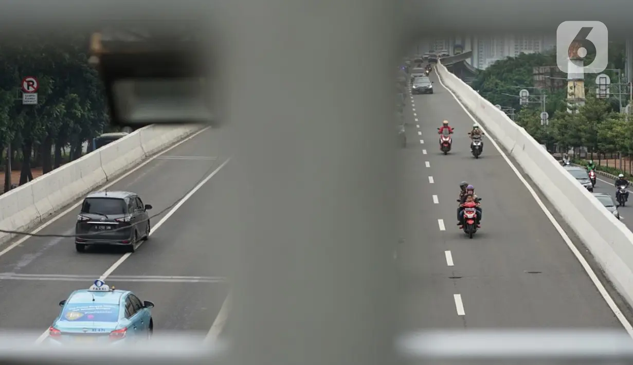 Pengendara sepeda motor melaju di Jalan Layang Non Tol (JLNT) Kampung Melayu-Tanah Abang, Jakarta, Kamis (12/3/2020). Ditlantas Polda Metro Jaya berencana menerapkan tilang elektronik atau electronic traffic law enforcement (ETLE) dalam waktu dekat di JLNT itu. (Liputan6.com/Immanuel Antonius)
