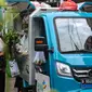 Penjual sayuran menggunakan transportasi Gerobak Motor Listrik di Srengseng Sawah, Jakarta, Kamis (20/1/2022). PLN melalui Program Tanggung Jawab Sosial dan Lingkungan (TJSL) memberikan inovasi dalam upaya peningkatan produktivitas di sektor usaha mikro kecil (UMK). (Liputan6.com/Johan Tallo)