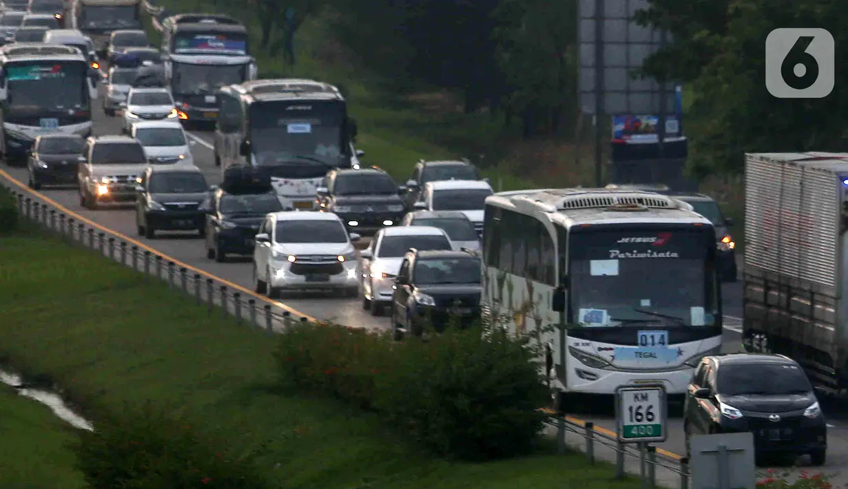 <p>Sejumlah kendaraan melintas di Jalan Tol Cikopo - Palimanan, Jawa Barat, Rabu (27/4/2022). Memasuki H-5 Lebaran, volume kendaraan di Jalan Tol Cikopo - Palimanan mengalami peningkatan signifikan yang mengakibatkan kemacetan pada sejumlah ruas jalan utama tol karena antrean kendaraan yang akan masuk rest area. (Liputan6.com/Herman Zakharia)</p>