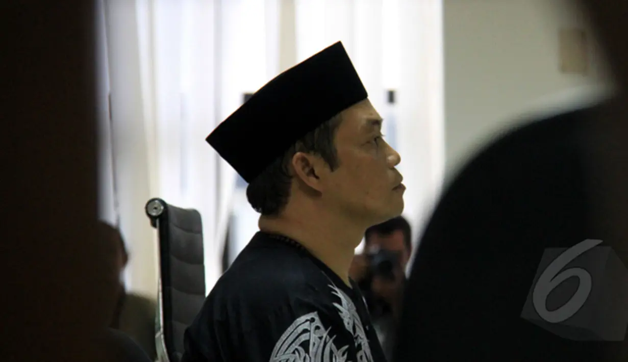 Muhtar Ependy mengenakan kopiah saat menghadiri sidang vonis di Pengadilan Tipikor, Jakarta, Kamis (5/3/2015). Muhtar divonis 5 tahun penjara dan denda Rp 200 juta subsider 3 bulan kurungan.(Liputan6.com/Faisal R Syam)