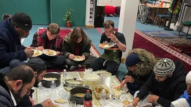 Makanan berbuka puasa selama Ramadhan di masjid di Haverfordwest terbuka untuk semua orang di komunitas lokal.