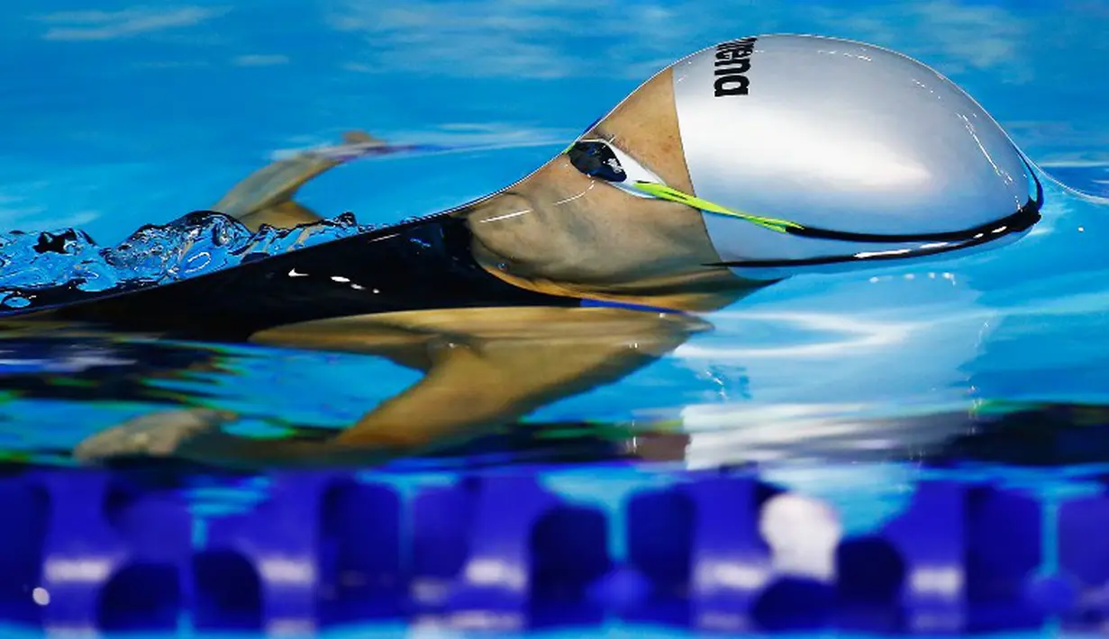 Perenang putri Kolombia, Carolina Colorado saat berlomba di nomor gaya punggung 200m putri Pan Am Games di Toronto, Kanada (15/7/2015). (Al Bello/Getty Images/AFP)