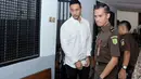 Sebelum pemanggilan sidang, pemeran film Cinta Silver itu lebih dulu menunggu di sel tahanan khusus dengan tangan yang masih terborgol. (Deki Prayoga/Bintang.com)