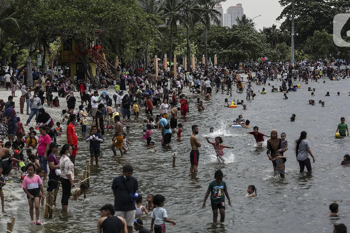 FOTO: Libur Lebaran di Pantai Karnaval Ancol