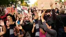 Sejumlah pelajar berjalan bersama saat menggelar aksi protes terkait kondisi sekolah yang kekurangan sumber daya di Paris, Prancis, Selasa (6/10/2026). Aksi tersebut menjadi bagian dari gerakan pelajar sekolah menengah dan mahasiswa yang menyuarakan berbagai persoalan pendidikan, termasuk keterbatasan pendanaan, kekurangan tenaga pengajar, ruang kelas yang padat, serta kondisi infrastruktur sekolah. Para pelajar turun ke jalan untuk menyampaikan aspirasi dan menuntut perhatian terhadap kondisi pendidikan di Prancis. (AP Photo/Teresa Suarez)
