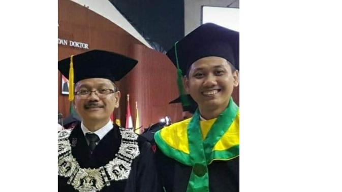 Dokter Ari Fahrial Syam (kiri) bersama dokter Ibnu Hantoro usai wisuda pada Februari 2018 (Foto: Dok Pri)