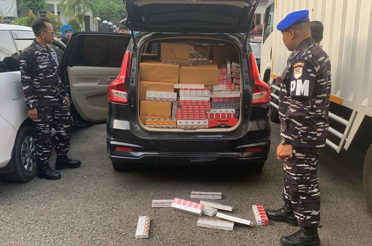 TNI AL Gagalkan Penyelundupan Ratusan Bal Rokok Ilegal di Madura