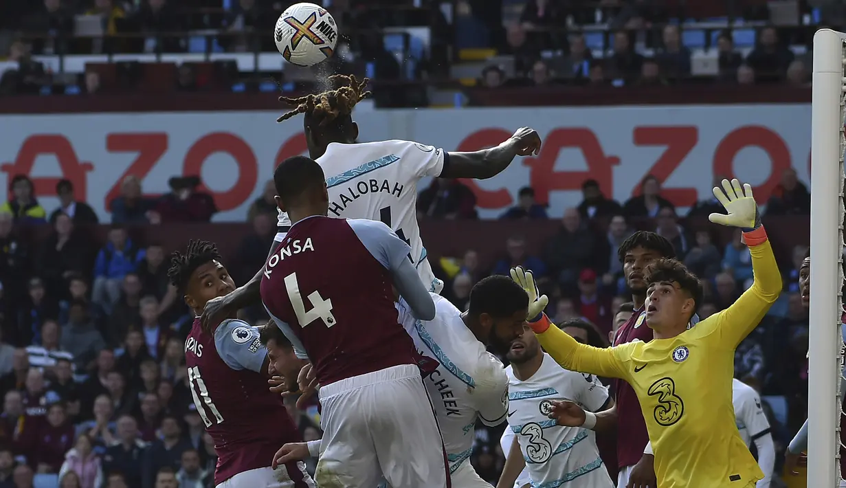 Usaha Aston Villa untuk mencari gol penyeimbang terus berlanjut. Hingga babak pertama usai tuan rumah masih gagal membobol gawang Chelsea berkat ketangguhan Kepa Arrizabalaga di bawah mistar. (AP/Rui Vieira)