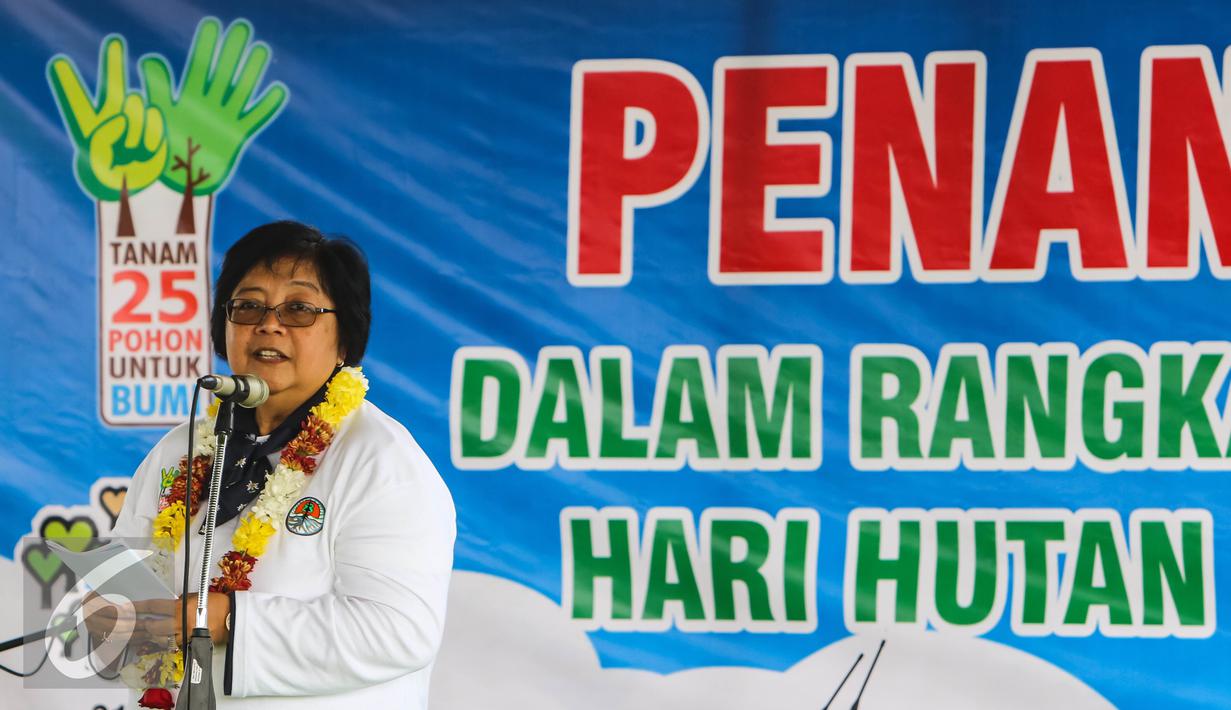 Menteri LHK, Siti Nurbaya memberikan sambutan pada kegiatan penanaman 300 pohon di Intercharge Subang KM. 109 Tol Cipali, Sabtu (19/3). Penanaman pohon di Tol Cipali telah dilakukan sejak November 2015. (Liputan6.com/Fery Pradolo)