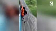 Seorang pria terjatuh saat melakukan aksi di kereta yang melaju cepat. Ia mengalami luka parah dan dilarikan ke rumah sakit.