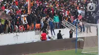 Sejumlah suporter berada di sekitar pagar besi tribun Jakarta International Stadium (JIS) yang rusak di Jakarta, Minggu (24/7/2022). Pagar di sisi utara stadion tingkat dunia tersebut roboh akibat diduduki oleh para penonton. (Liputan6.com/Herman Zakharia)