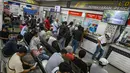 Selain itu, warga yang ingin melakukan balik nama kendaraan bermotor juga akan mendapatkan pembebasan bea balik nama kendaraan bermotor (BBNKB). (merdeka.com/Arie Basuki)