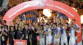 Para pemain Port FC mengangkat Piala Presiden 2025 usai berhasil mengalahkan Oxford United 2-1 di partai final yang berlangsung di Stadion Si Jalak Harupat, Kabupaten Bandung, pada Minggu (13/7/2025) malam WIB. (Bola.com/Bagaskara Lazuardi)