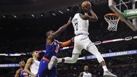 Guardo Boston Celtics Jaylen Brown (kanan) coba memasukkan bola pada laga NBA melawan New York Knicks di TD Garden, Rabu (31/1/2018) atau Kamis (1/2/2018) WIB. (AP Photo/Charles Krupa)