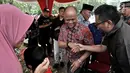 Putra pertama Presiden ke-3 RI BJ Habibie, Ilham Akbar Habibie menyalami warga saat berziarah ke makam kedua orangtuanya di TMP Kalibata, Jakarta, Minggu (15/9/2019). Ilham memanjatkan doa bersama warga yang turut datang berziarah. (merdeka.com/Iqbal Nugroho)