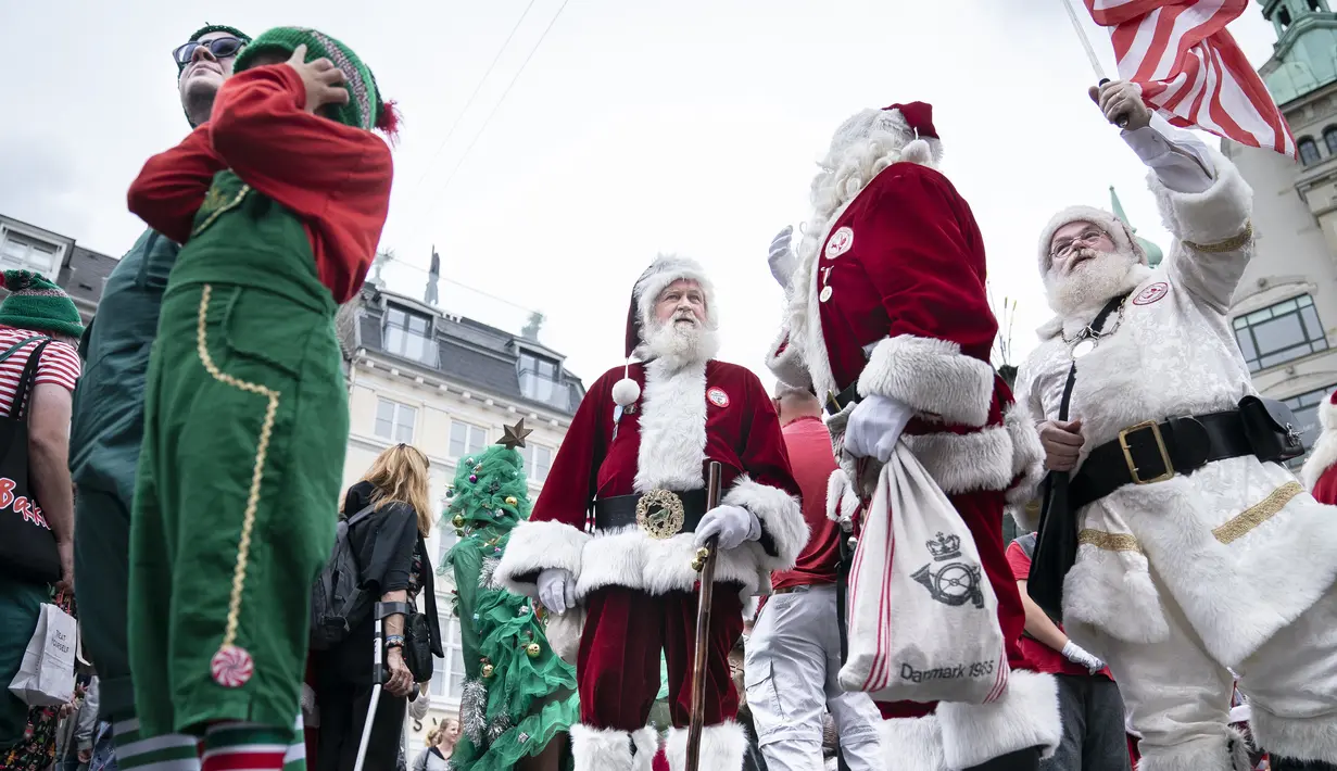 Sinterklas dari seluruh penjuru dunia berpawai melewati Kopenhagen, Denmark (22/7/2019). Kegiatan Kongres Dunia Sinterklas digeolar setiap tahun pada musim panas. (Liselotte Sabroe/Ritzau Scanpix/AFP)