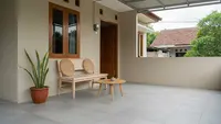 7 Pilihan Warna Lantai Teras agar Terlihat Lebar dan Lebih Menawan