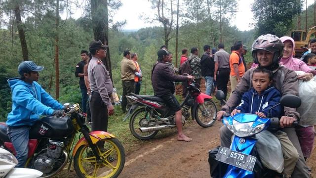 Jalan Potorono yang merupakan jalan provinsi di Desa Pulosaren Polsek Kepil Kabupaten Wonosobo kembali longsor dan menyebabkan macet. (Foto: Liputan6.com/Muhamad Ridlo)