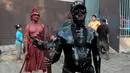 Pria melumuri tubuhnya dengan oli saat mengambil bagian dari perayaan menghormati santo pelindung Managua, Santo Domingo de Guzman , Managua , Nikaragua, (9/8). (REUTERS / Oswaldo Rivas)