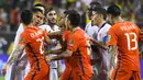 Sejumlah pemain Chile dan Kolombia adu mulut pada pertandingan semifinal Copa America Centenario 2016 di Soldier Field, AS, (22/6). Chile nantinya akan menantang Argentina di final Copa America Centenario 2016. (Dennis Wierzbicki/ USA TODAY Sports)