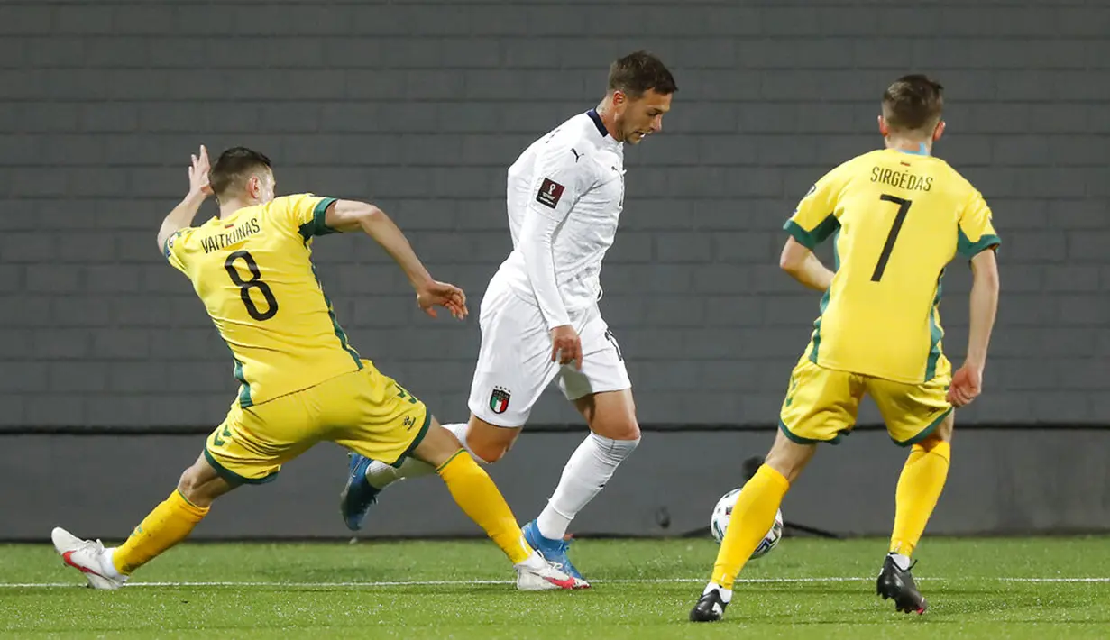 Pemain Italia Federico Bernardeschi (tengah) menggiring bola melewati pemain Lithuania Egidijus Vaitkunas (kiri) dan Gratas Sirgedas pada pertandingan Grup C kualifikasi Piala Dunia 2022 di Stadion LFF, Vilnius, Lithuania, Rabu (31/3/2021). Italia menang 2-0. (AP Photo/Mindaugas Kulbis)