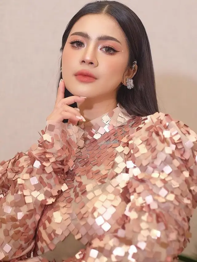 Potret Felicya Angelista di Met Gala Tiktok Replay 2023 (Sumber: Instagram/felicyangelista_ dan Instagram/bylifitahuang)