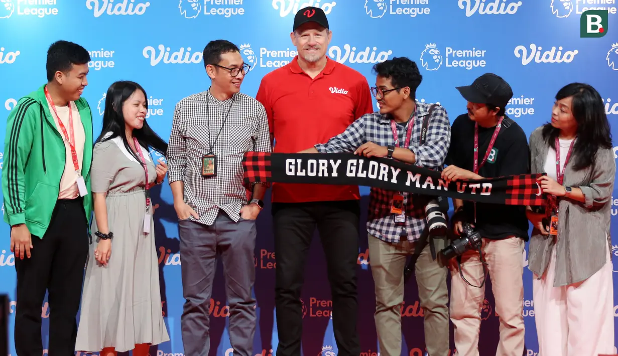 Awak media Bola.com dan Bola.net foto bersama kiper legendaris Manchester United, Peter Schmeichel, di SCTV Tower, Jakarta, Jumat (4/8/2023). (Bola.com/M Iqbal Ichsan)
