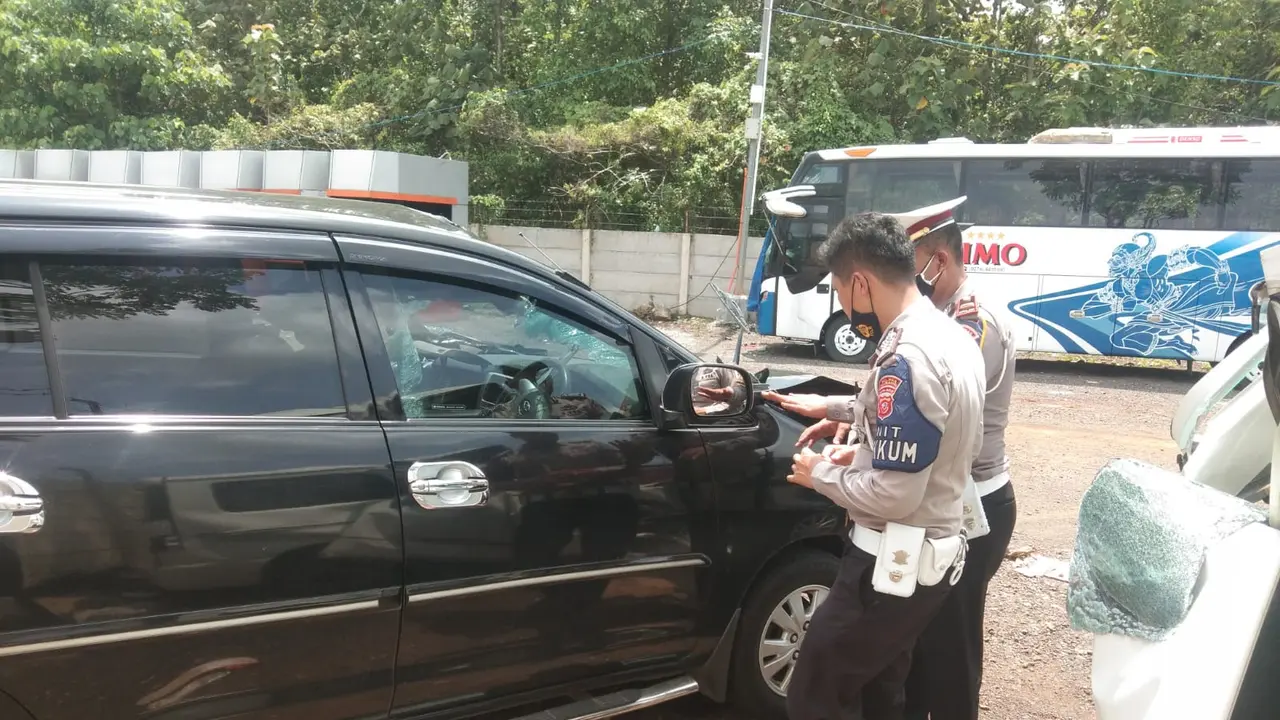 Mobil yang ditumpangi guru besar UGM mengalami kecelakaan, Kamis (4/11/2021).