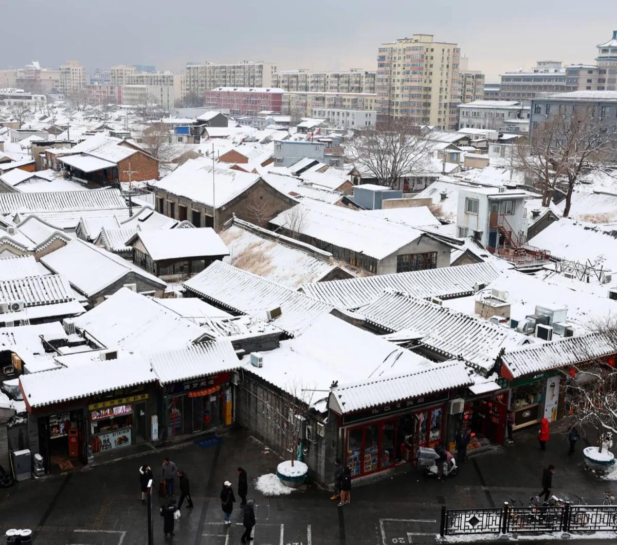 Hujan salju pertama pada Senin (11/12/2023) pagi menjadi tanda mengawali musim yang lebih dingin di Beijing. Lapisan salju yang mulai menebal terlihat menutupi ibu kota China dan membuat suhu kota di bagian utara China ini menjadi lebih dingin dari biasan