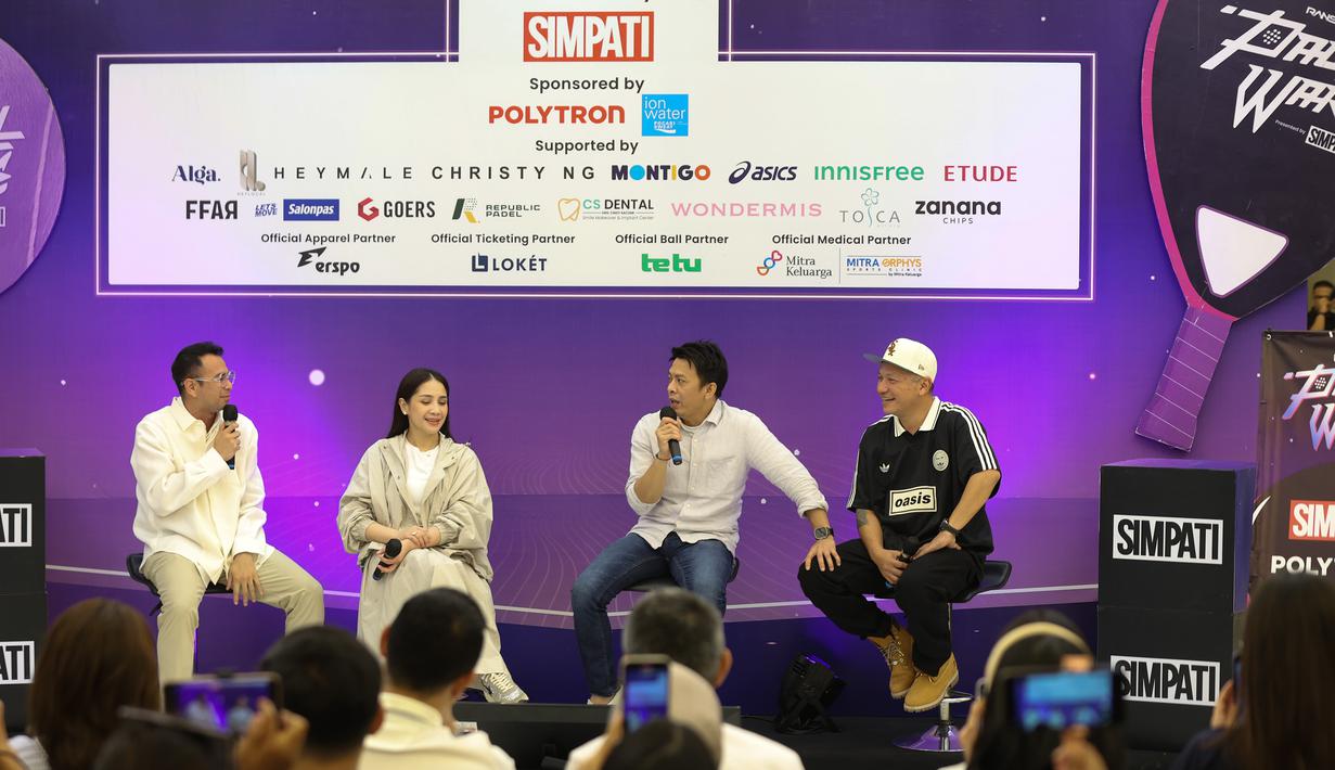 "Padel Wars Presented by Simpati" digadang-gadang bakal menjadi ajang padel terbesar melibatkan legenda sepak bola Italia seperti Alessandro Nesta, Esteban Cambiasso, dan Cristian Panucci. Tampak dalam foto, pasangan selebritas Raffi Ahmad dan Nagita Slavina, Ariel Noah dan Gading Marten (dari kiri ke kanan) saat memberi keterangan terkait gelaran ajang olahraga Padel terbesar bertajuk Padel Wars Presented by Simpati di Jakarta, Senin (10/11/2025). (KapanLagi.com/Budy Santoso)