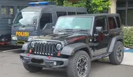 Penampakan Mobil Jeep Rubicon hitam yang dipakai tersangka Mario Dandy Satriyo anak pejabat Kantor Wilayah Direktorat Jenderal Pajak (DJP) Jakarta Selatan yang diduga melakukan penganiayaan. (Merdeka.com/Bachtiarudin Alam)