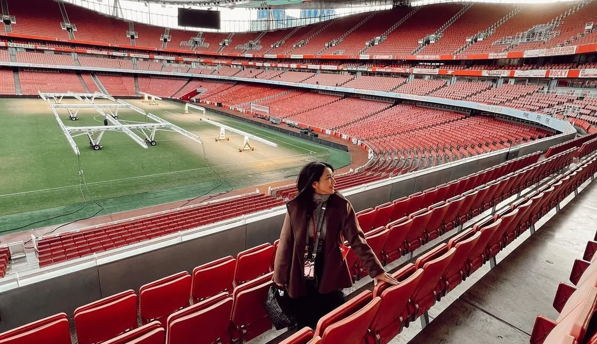 Rok tutu warna hitam yang dikenakan Hesti nampak mencuri perhatian [instagram/hestipurwadinata]