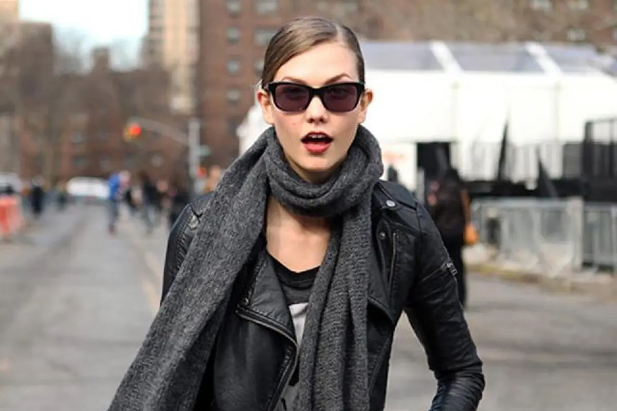 Outfit Terlihat Stylish dengan Tambahan Scarf