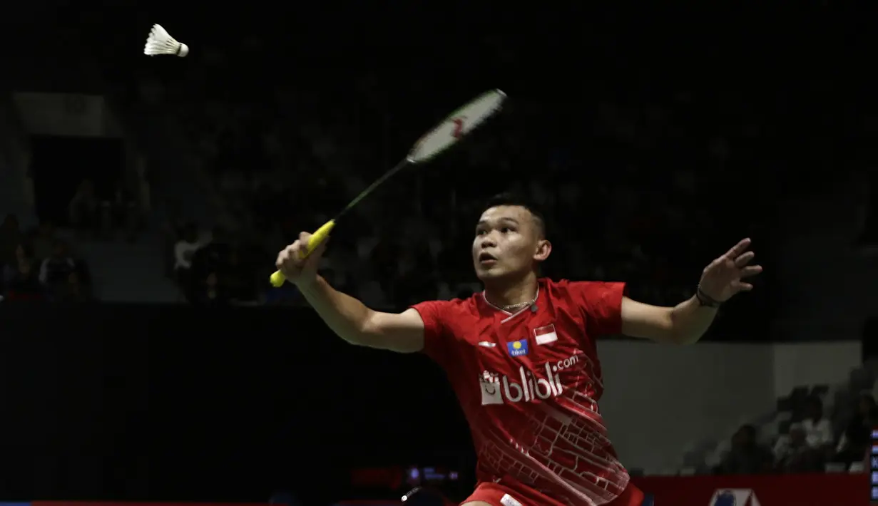 Ganda campuran Indonesia, Rinov Rivaldi/Pitha Haningtyas Mentari, saat menghadapi ganda Chinese Taipei, Lee Jhe-Huei/Hsu Ya Ching, pada laga Indonesia Masters 2020 di Istora Senayan, Jakarta, Selasa (14/1). Rinov Rivaldi/Pitha Haningtyas Mentari kalah 15-21 dan 13-21. (Bola.com/Yoppy Renato)