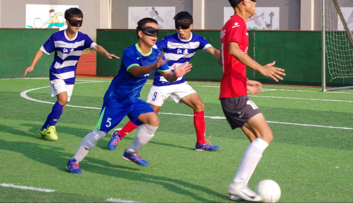 Pemain tim sepak bola tunanetra Provinsi Jiangsu mengikuti latihan di Nantong di provinsi Jiangsu timur China (19/8/2019). Tim yang pemainnya penyandang tunanetra ini tidak perlu khawatir jika cedera, mereka semua adalah tukang pijat. (Cheng Yajing/Jiangsu Provincial Blind Football Team/AFP)