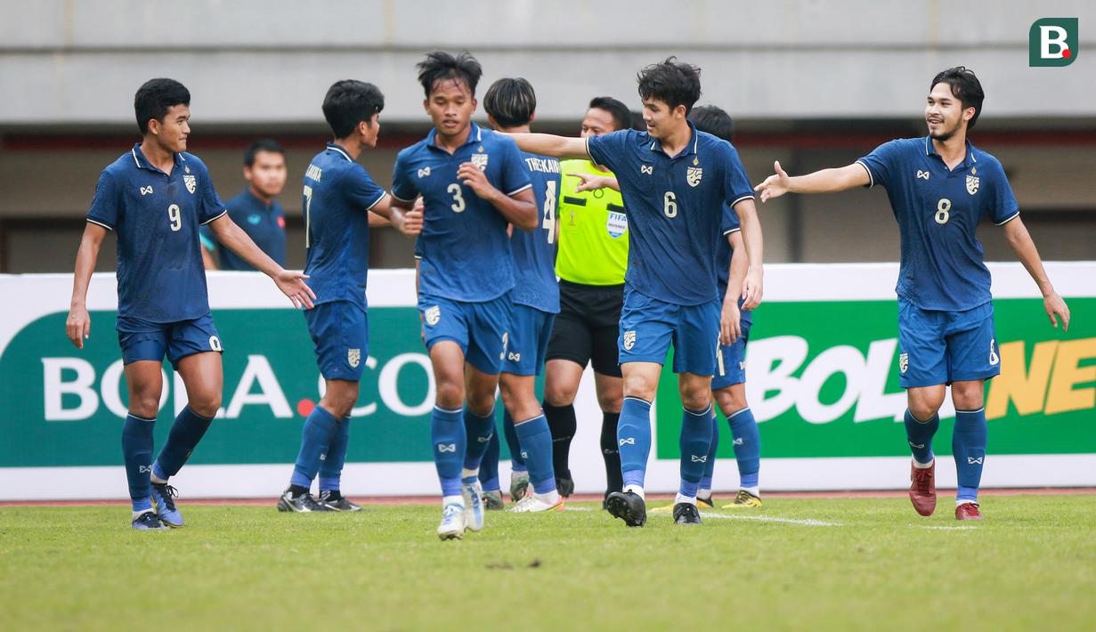 <p>Para pemain Thailand U-19 merayakan gol yang dicetak oleh Sittha Boonlha ke gawang Vietnam U-19 pada laga perebutan tempat ketiga Piala AFF U-19 2022 di Stadion Patriot Chandrabhaga, Bekasi, Jumat (15/7/2022). (Bola.com/Bagaskara Lazuardi)</p>