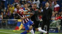 Gelandang Atletico Madrid, Gabi (kiri) sedang berjibaku kontra pemain Bayern Munchen, Franck Ribery, pada laga Liga Champions (28/9/2016). Dua tim tersebut dianggap paling menonjol sampai akhir pekan lalu.  (Reuters/Sergio Perez)