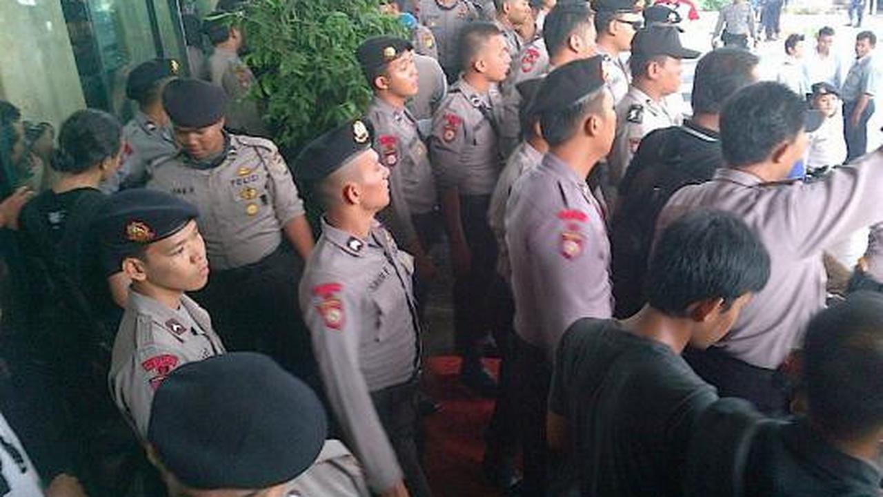 Ricuh saat pemeriksaan istri Anas