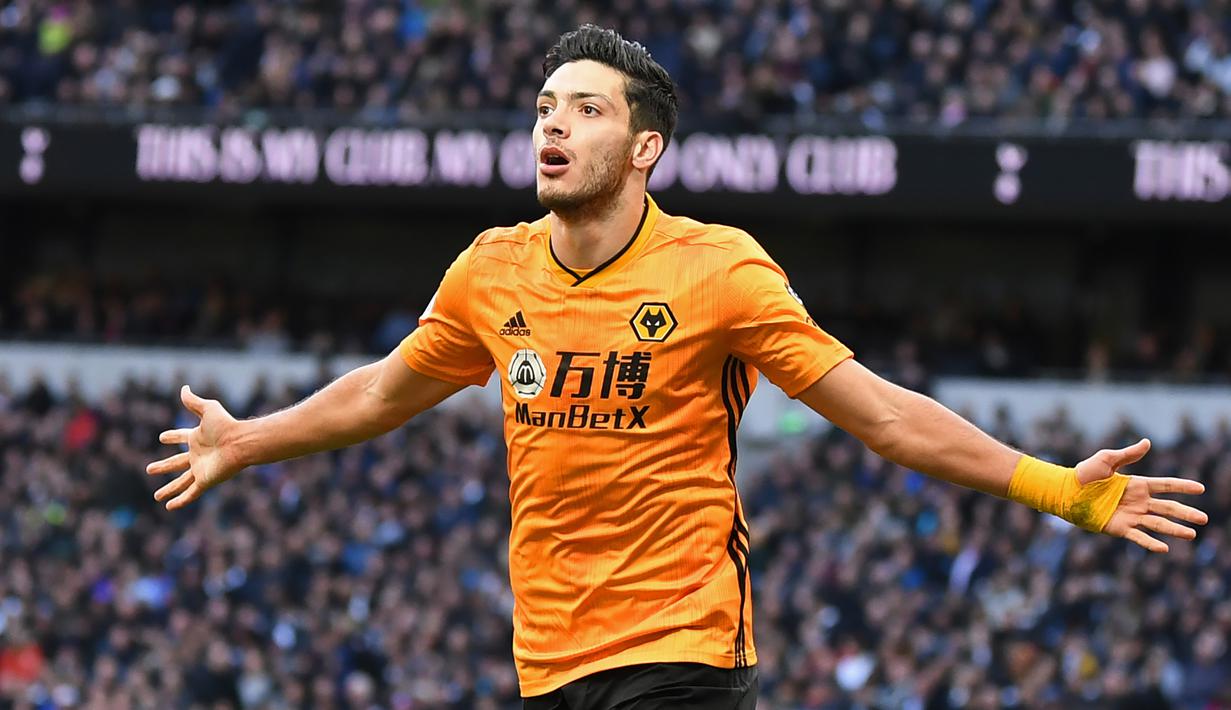 1. Raul Jimenez - Pemain Wolverhampton Wanderers ini tampil apik di Premier League musim lalu. Juventus dikabarkan telah menyodorkan Gonzalo Higuain dan Aaron Ramsey untuk mendapatkan Jimenez. (AFP/Daniel Leal-Olivas)