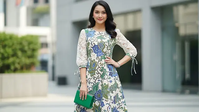 Brokat Motif Bunga dengan Batik Abstrak Modern