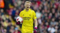 Kiper Arsenal, Aaron Ramsdale menguasai bola saat menghadapi Liverpool pada laga Liga Inggris 2022/2023 di Anfield Stadium, Liverpool (9/4/2023). Aaron Ramsdale langsung menjadi kiper nomor satu Arsenal saat didatangkan pada 2021/2022 menggeser posisi Bernd Leno. Namun bersama Timnas Inggris, ia masih kesulitan menggoyang posisi kiper utama ynag dipegang Jordan Pickford. Hingga kini ia baru mengoleksi 3 caps sejak debut pada 15 November 2021. (AP Photo/Jon Super)