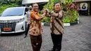Menteri Pertahanan sekaligus Ketum Partai Gerindra Prabowo Subianto bersalaman dengan Menpolhukam Mahfud MD di Rumah Dinas Menpolhukam, Denpasar, Jakarta Selatan, Selasa (25/4/2023). (Liputan6.com/Faizal Fanani)