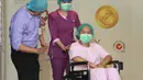 Perawat membantu pasien mata mendorong kursi roda di JEC Eye Hospitals and Clinics, Kedoya, Jakarta, Kamis (17/09/2020). Selama pandemi perawat dan dokter JEC meningkatkan kualitas kesehatan dan keselamatan pasien guna menekan penyebaran Covid-19. (Liputan6.com/Pool)
